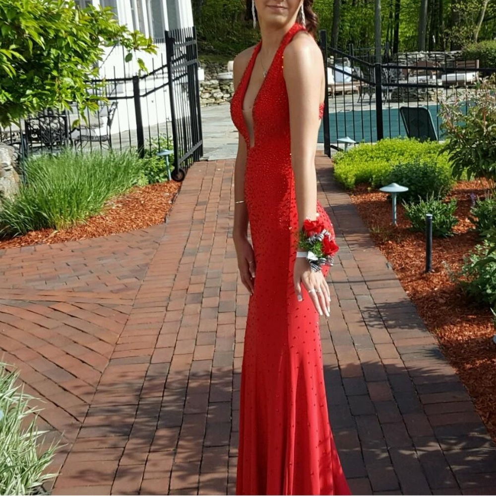 Elegant Red Evening Gown - Picture 2 of 4